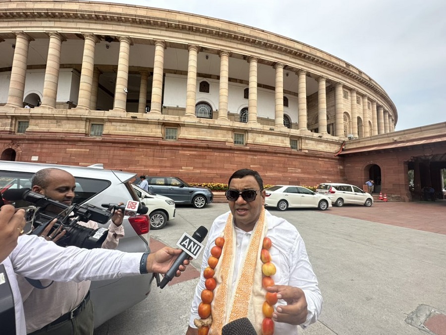 जब सांसद गोलभेँडा र अदुवाको माला लगाएर संसद् भवन पुगेपछि...